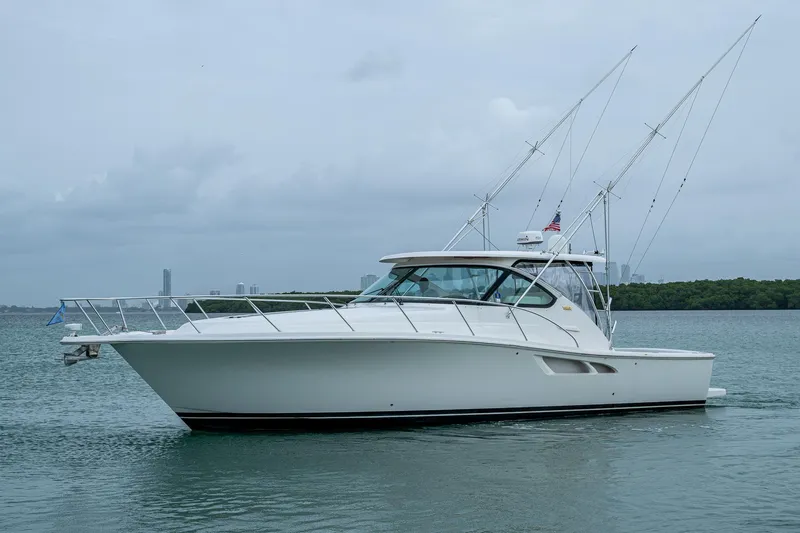 Wahoo Yacht Photos Pics 2009 Tiara Yachts 39 Open cruising on calm waters, side view.