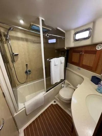  Yacht Photos Pics 2006 Mainship 43 Trawler - Image 36