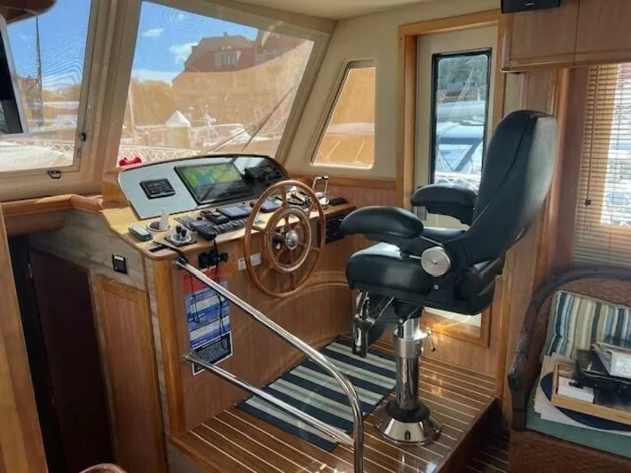  Yacht Photos Pics 2006 Mainship 43 Trawler - Image 28