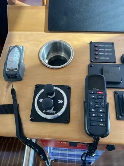  Yacht Photos Pics 2006 Mainship 43 Trawler - Image 32