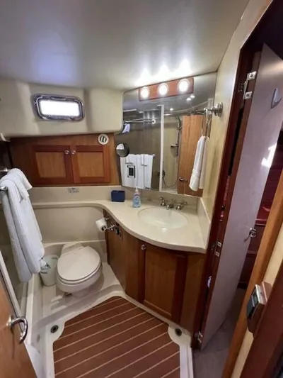  Yacht Photos Pics 2006 Mainship 43 Trawler - Image 37