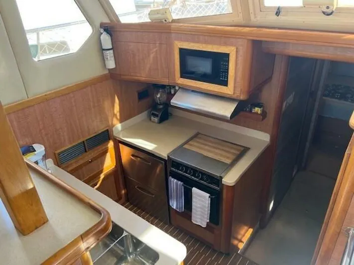  Yacht Photos Pics 2006 Mainship 43 Trawler - Image 22