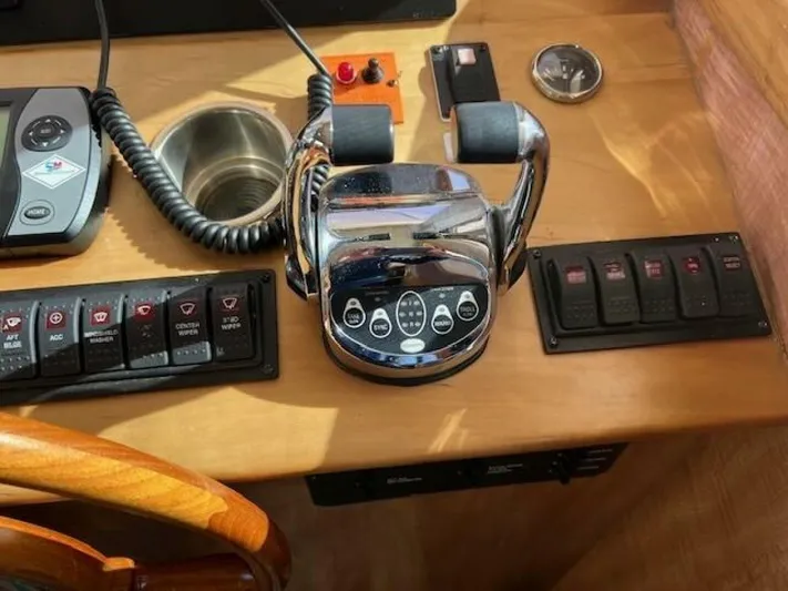  Yacht Photos Pics 2006 Mainship 43 Trawler - Image 34