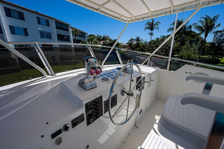 1987-68-hatteras-cockpit-motoryacht