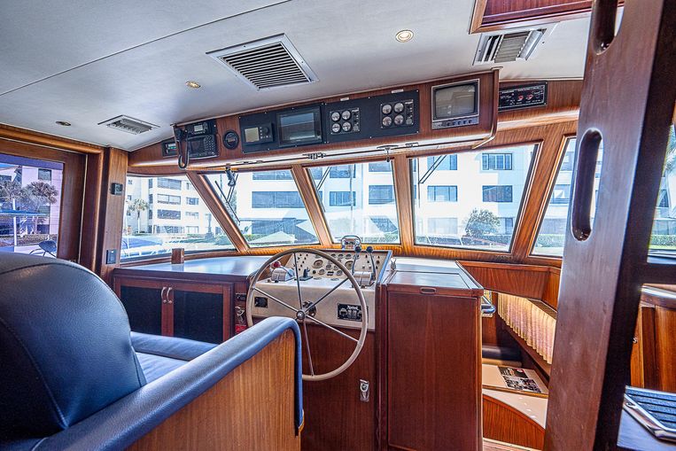 1987-68-hatteras-cockpit-motoryacht