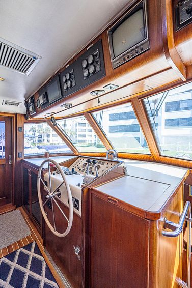1987-68-hatteras-cockpit-motoryacht