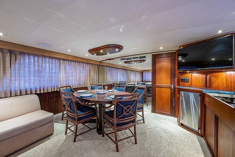 1987-68-hatteras-cockpit-motoryacht