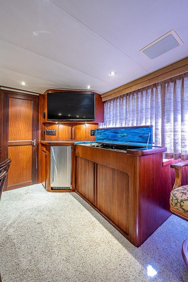 1987-68-hatteras-cockpit-motoryacht