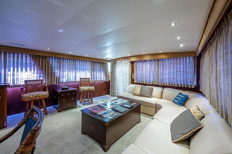 1987-68-hatteras-cockpit-motoryacht