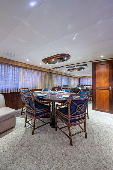 1987-68-hatteras-cockpit-motoryacht