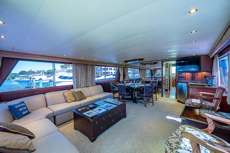 1987-68-hatteras-cockpit-motoryacht