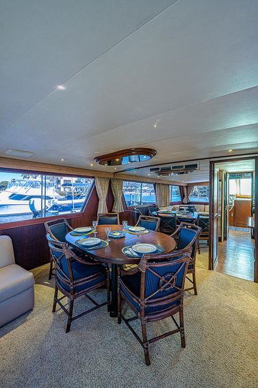 1987-68-hatteras-cockpit-motoryacht