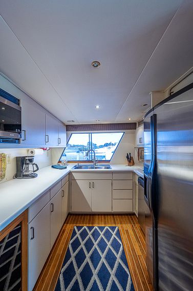 1987-68-hatteras-cockpit-motoryacht