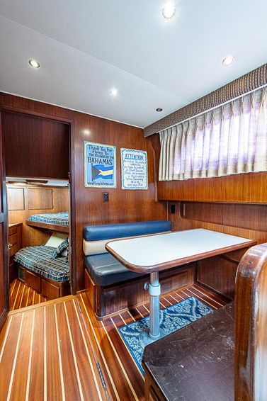 1987-68-hatteras-cockpit-motoryacht