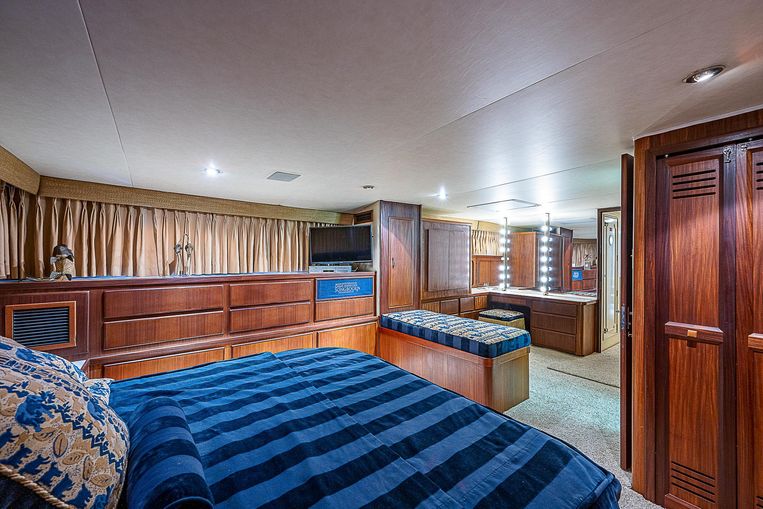 1987-68-hatteras-cockpit-motoryacht