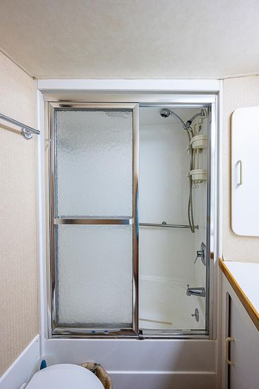 1987-68-hatteras-cockpit-motoryacht