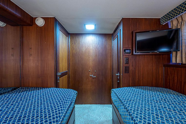 1987-68-hatteras-cockpit-motoryacht