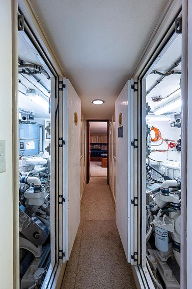 1987-68-hatteras-cockpit-motoryacht