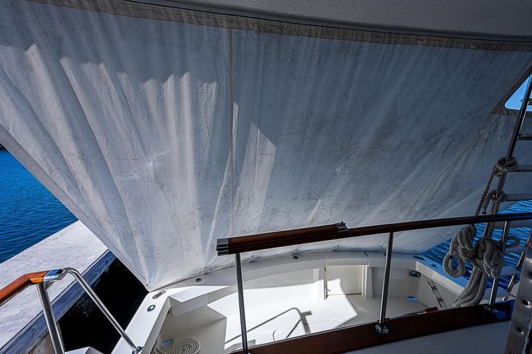 1987-68-hatteras-cockpit-motoryacht