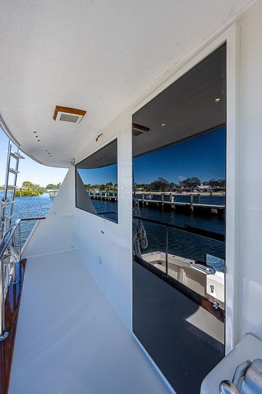 1987-68-hatteras-cockpit-motoryacht