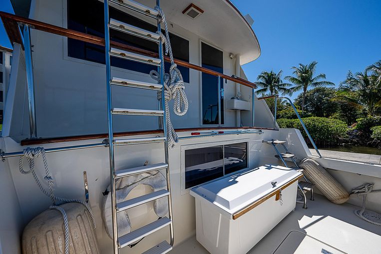 1987-68-hatteras-cockpit-motoryacht