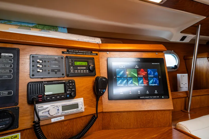 Salus Yacht Photos Pics Navigation equipment on a 2001 Jeanneau Sun Odyssey 40 sailboat, featuring modern controls and displays.