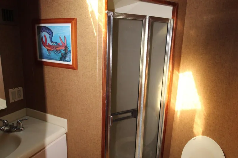 Sun Rise L Yacht Photos Pics 1990 Viking 57 Convertible Sun Rise l-Guest Head