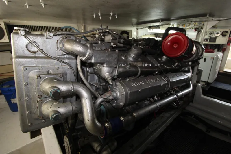 Sun Rise L Yacht Photos Pics 1990 Viking 57 Convertible Sun Rise l-Engine Room