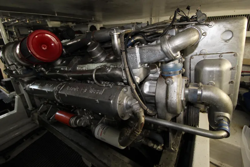 Sun Rise L Yacht Photos Pics 1990 Viking 57 Convertible Sun Rise l-Engine Room