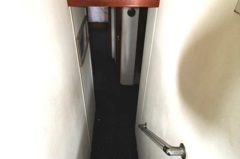 Sun Rise L Yacht Photos Pics 1990 Viking 57 Convertible Sun Rise l-Companionway