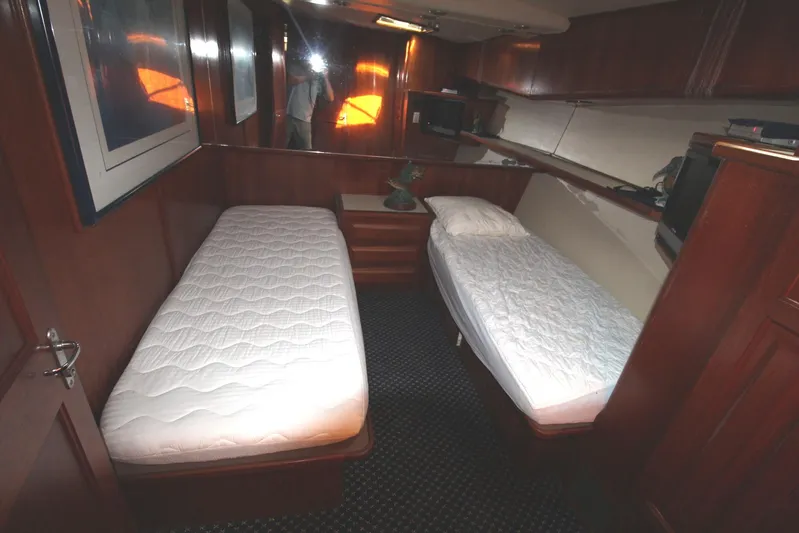 Sun Rise L Yacht Photos Pics 1990 Viking 57 Convertible Sun Rise l-Guest Cabin