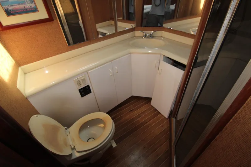 Sun Rise L Yacht Photos Pics 1990 Viking 57 Convertible Sun Rise l-Master Head