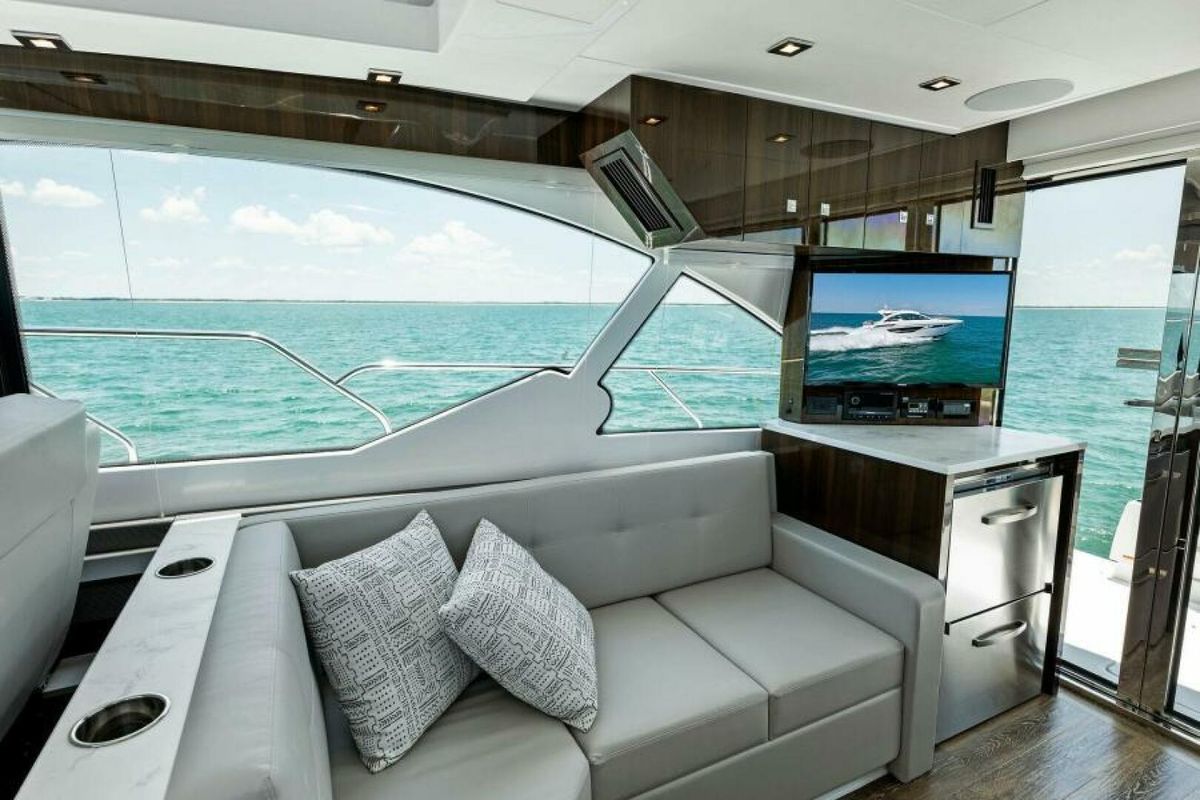 2022 Cruisers Yachts 50 