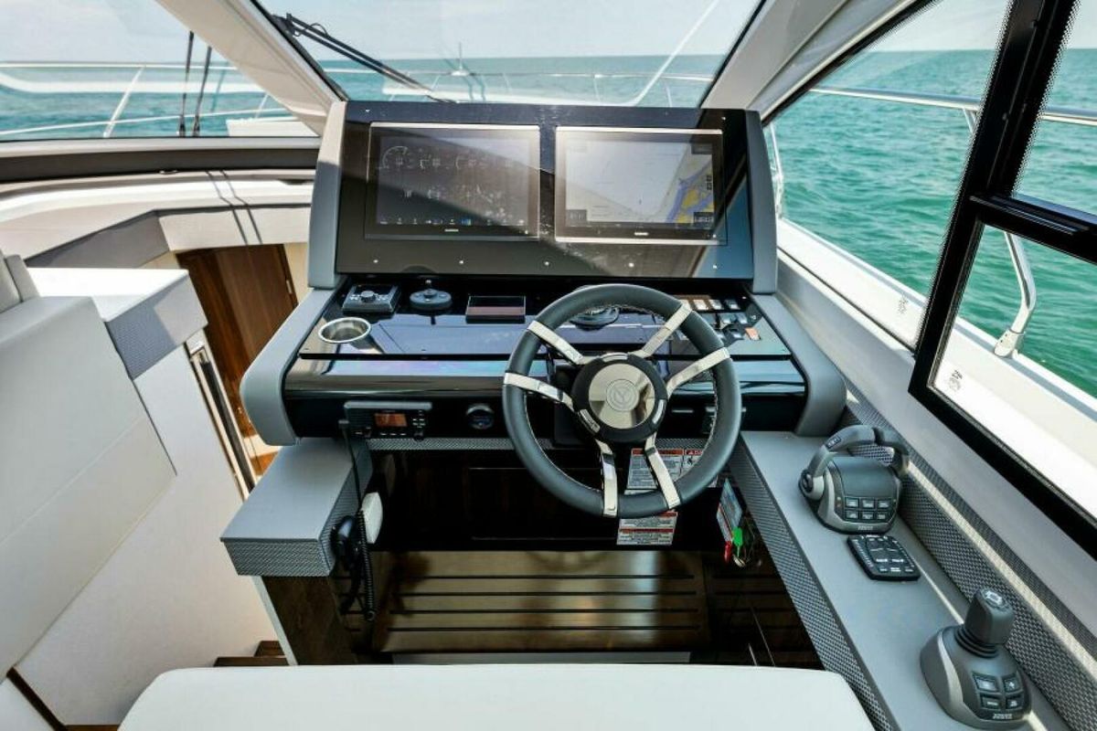 2022 Cruisers Yachts 50 