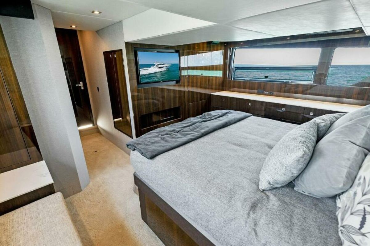 2022 Cruisers Yachts 50 