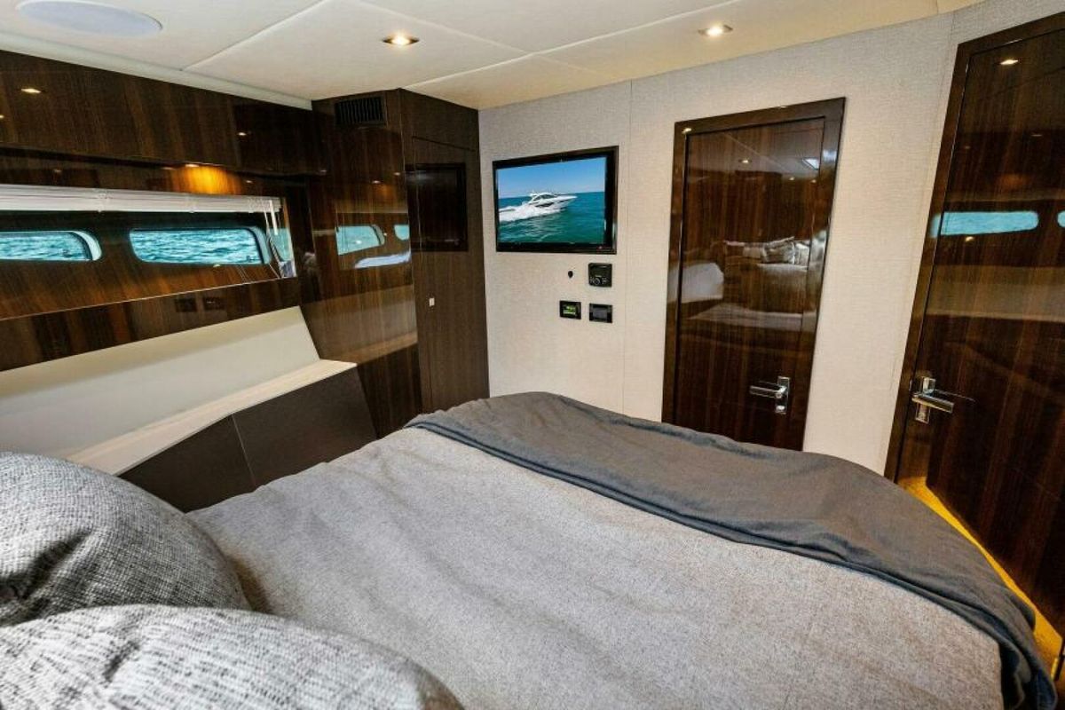 2022 Cruisers Yachts 50 