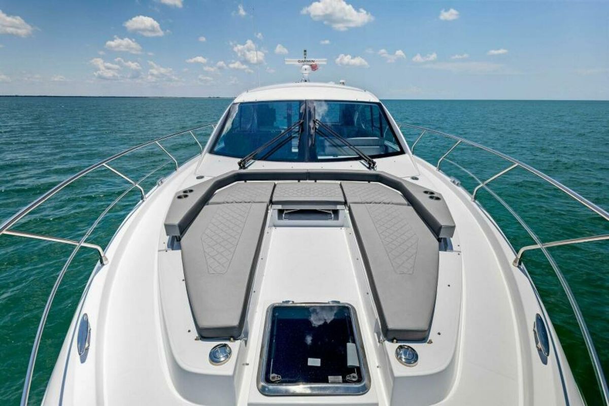 2022 Cruisers Yachts 50 