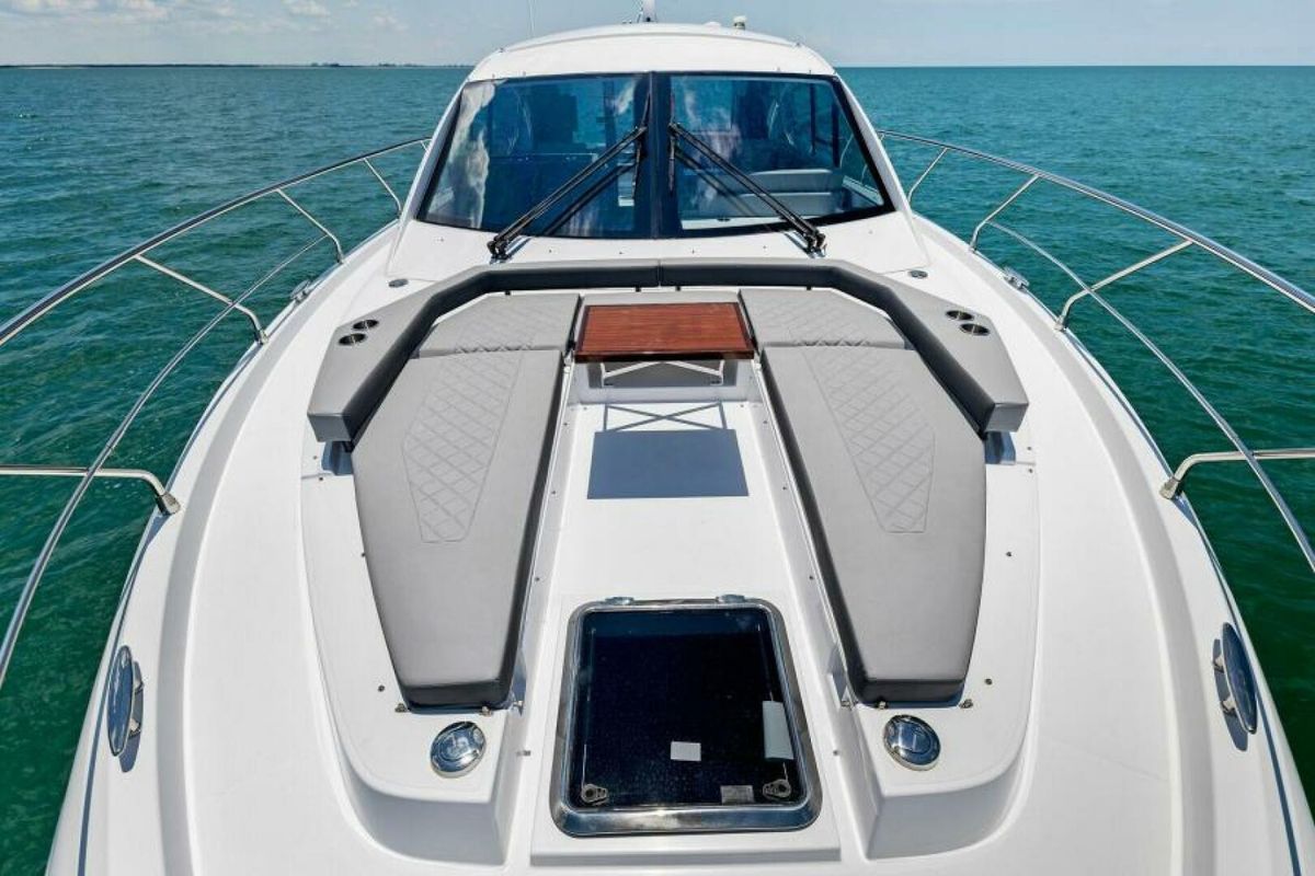 2022 Cruisers Yachts 50 