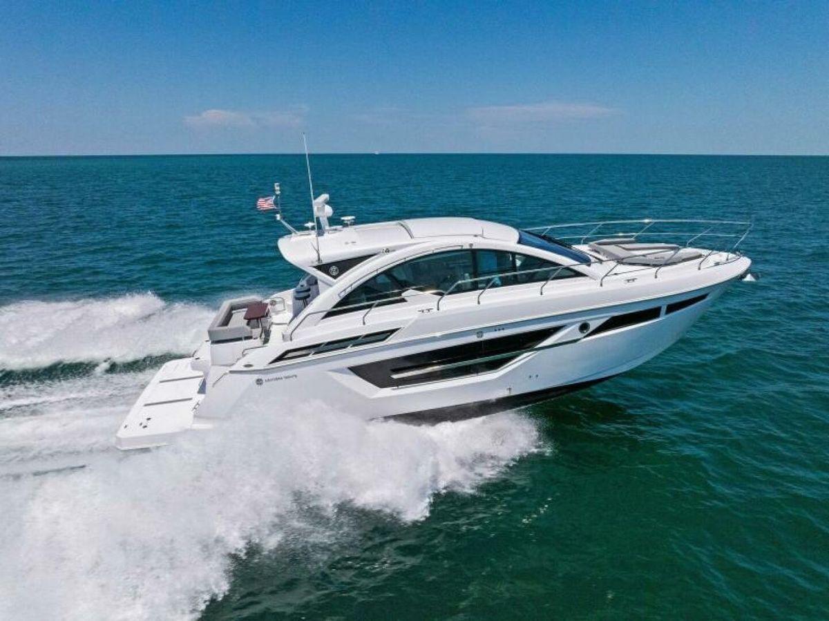 2022 Cruisers Yachts 50 