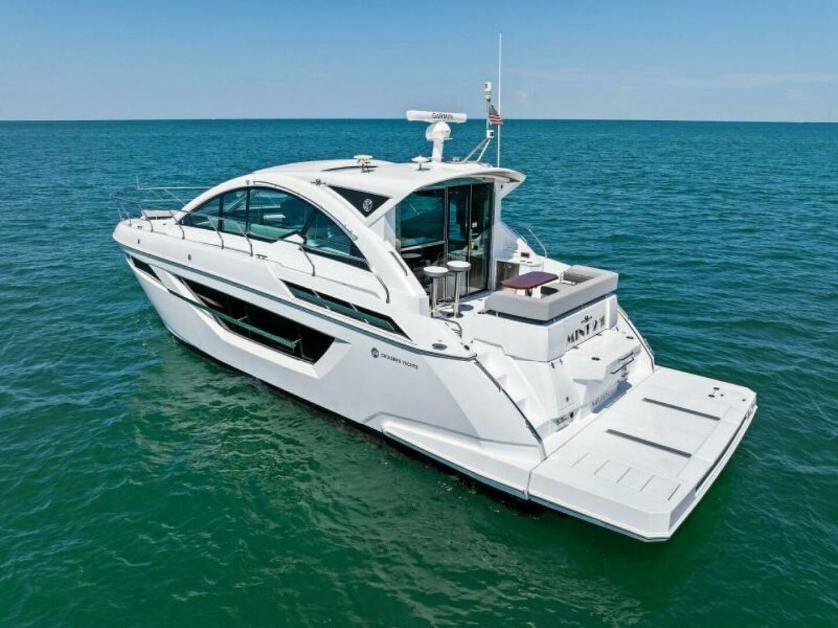 2022 Cruisers Yachts 50 