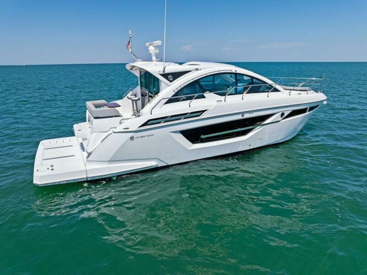 2022 Cruisers Yachts 50 