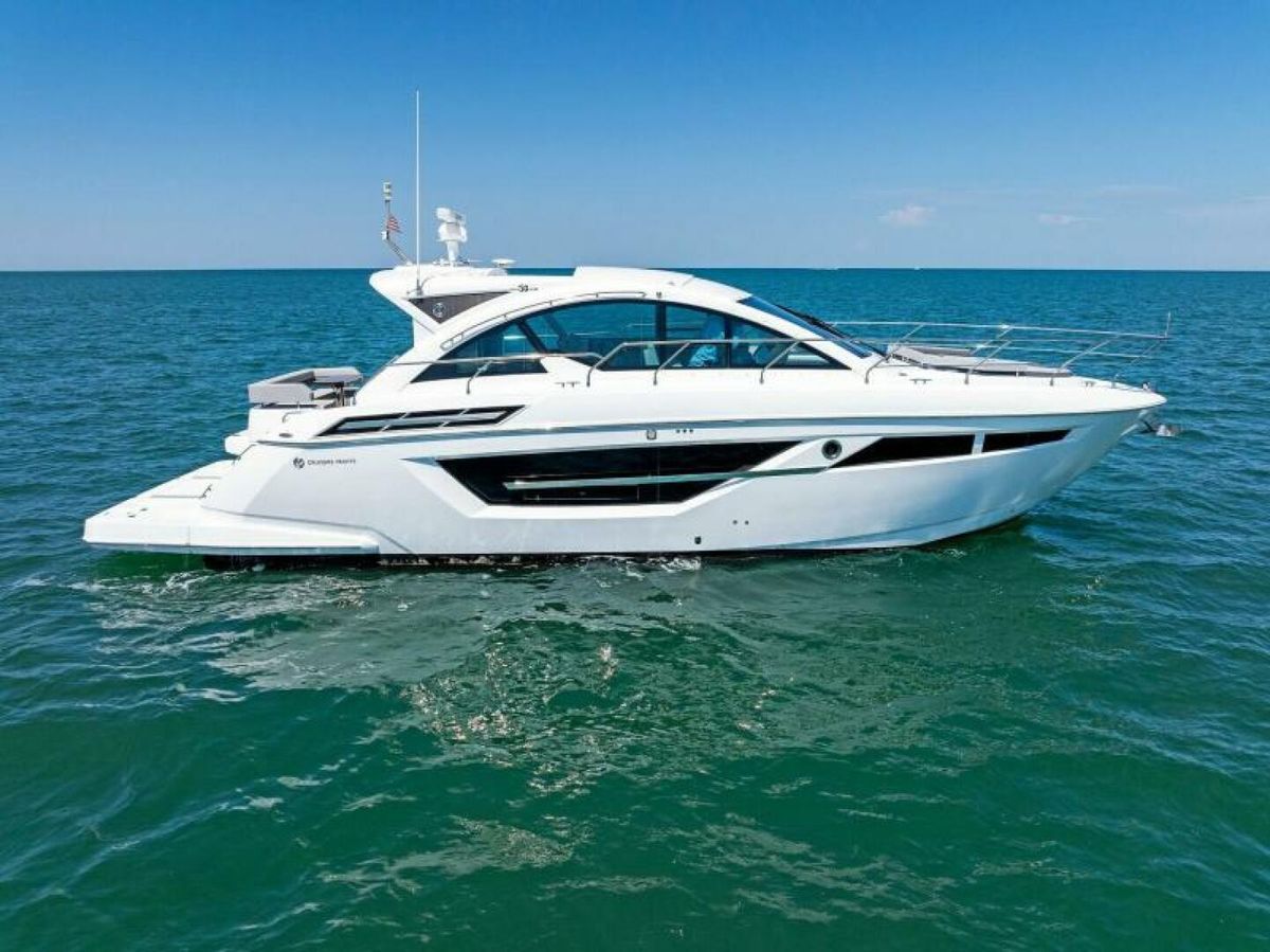 2022 Cruisers Yachts 50 