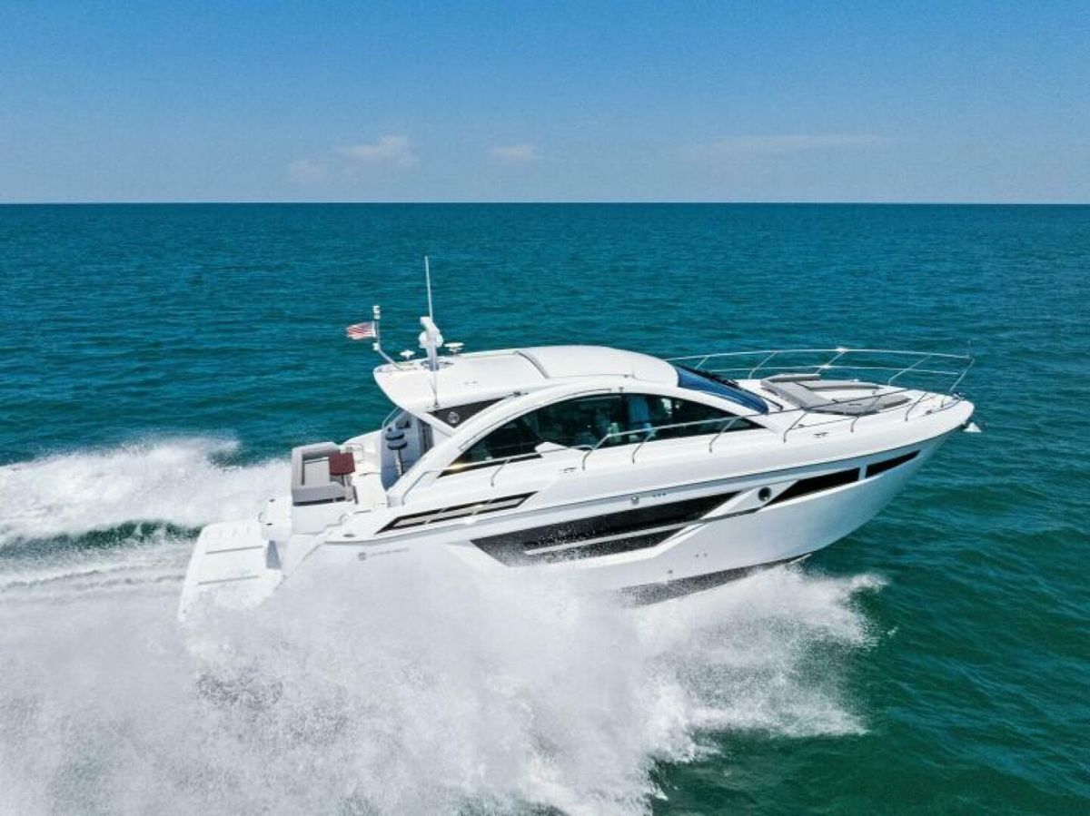 2022 Cruisers Yachts 50 