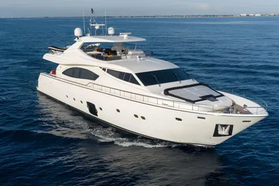 Ferretti Yachts 881