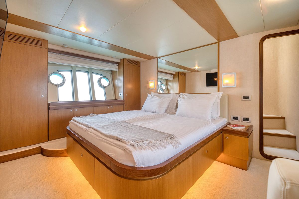 2006 Ferretti Yachts 69 