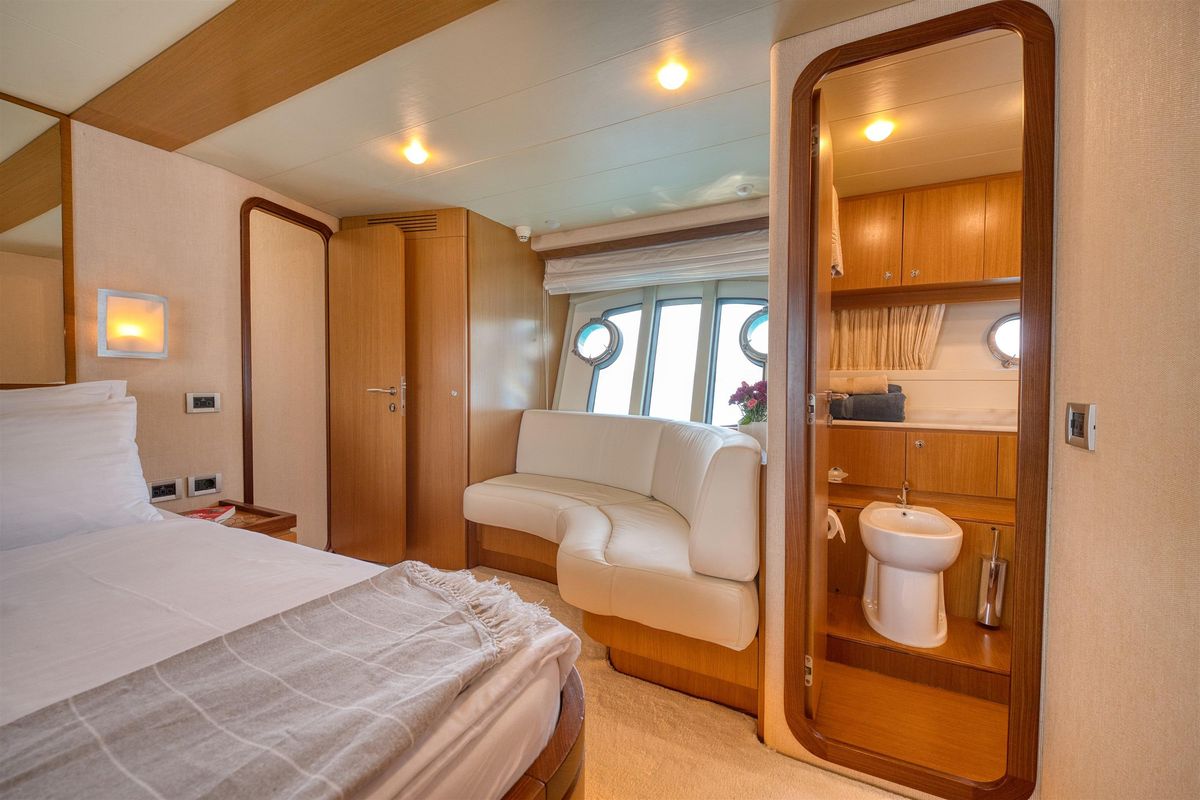 2006 Ferretti Yachts 69 