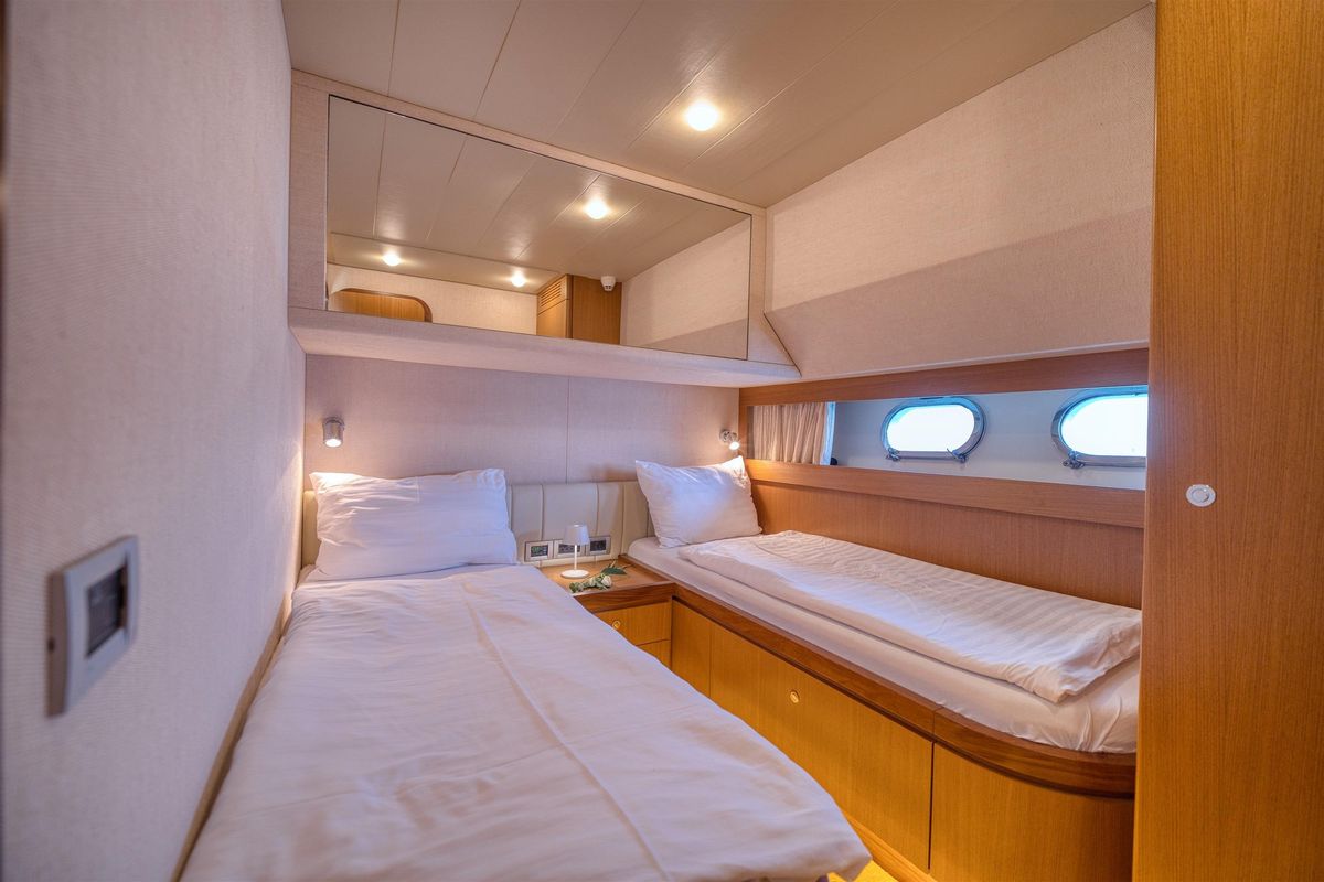 2006 Ferretti Yachts 69 