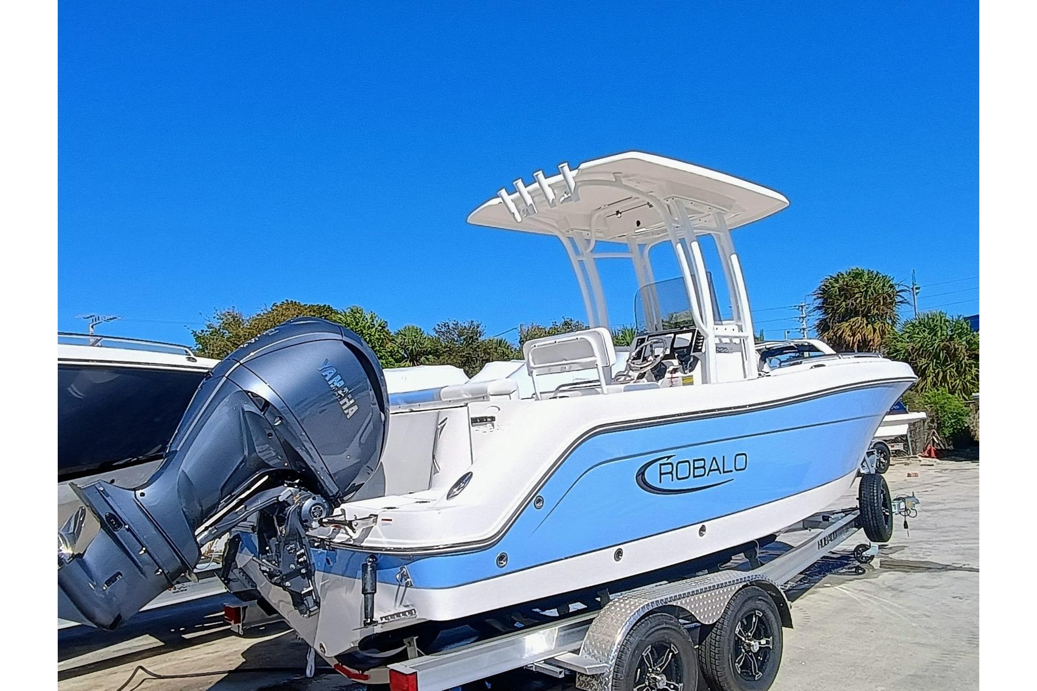 2025 Robalo R222 Center Console - Image 2