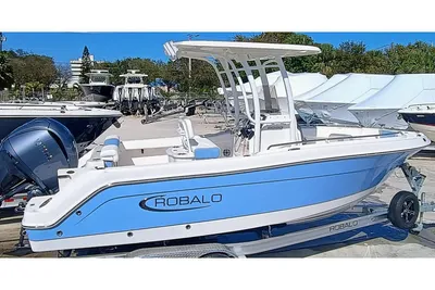 Robalo R222 Center Console
