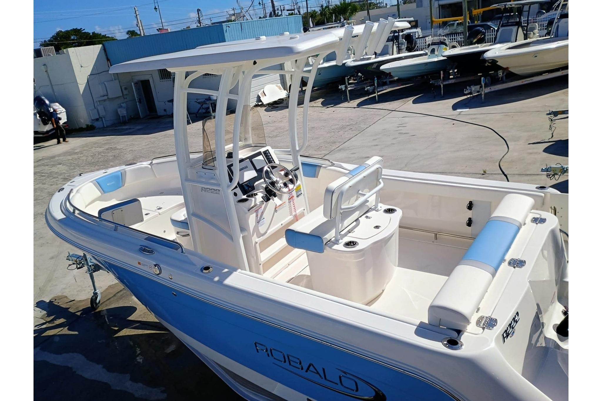 2025 Robalo R222 Center Console - Image 4
